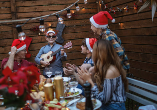 Groupe de personnes chantant Noël aux Serres d'Hiver